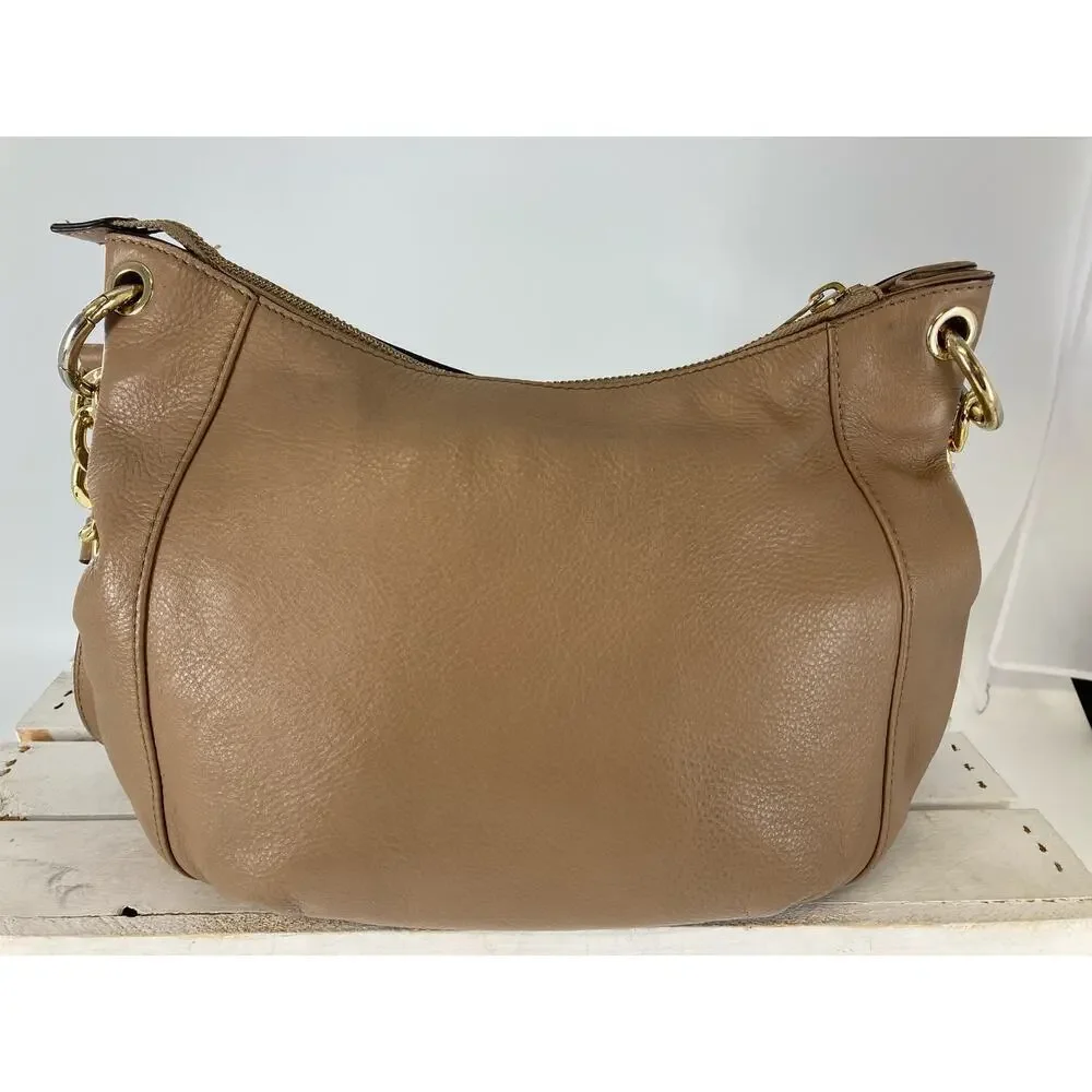 MICHAEL KORS, MEDIUM TAUPE PEBBLED LEATHER CROSSBODY BAG
